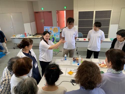 プラスチック分別時における講師による補足説明