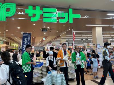 新米を持つ市長と組合長