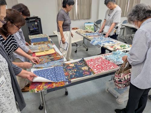 生地を選んでいる様子