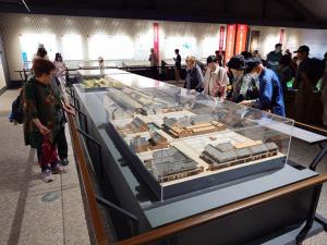 江戸東京博物館の展示を見る参加者の写真