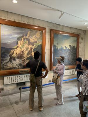 東京都復興記念館の展示を見ている参加者の写真