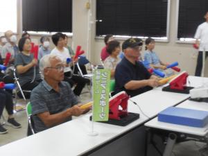 太鼓を叩く高齢男性の写真