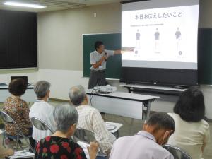 転倒予防の説明をする講師の写真