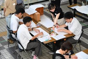 大学生がデザインについてアドバイスをしている写真