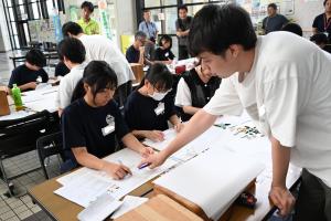 大学生がデザインについてアドバイスをしている写真その2