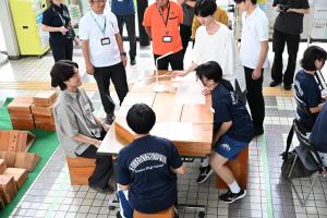 ブロックを並べて机をイメージしている写真