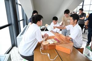 デザイン案どおりにブロックを並べて作った机で活動をイメージしている写真