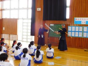 剣道の礼法を学んでいる写真