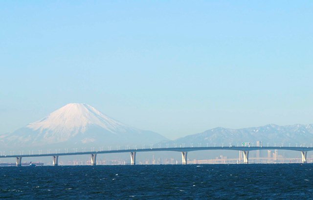 袖ケ浦海浜公園から東京湾アクアライン越しに望む富士山の写真