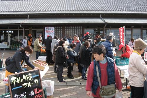 袖ケ浦市農畜産物直売所「ゆりの里」で開催された冬野菜祭りの様子の写真