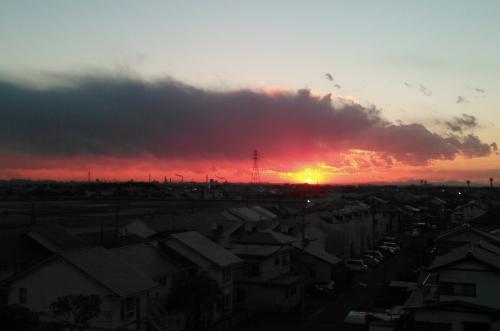 袖ヶ浦高校の校舎から撮影した夕日と町並みの融合の写真