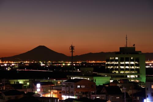 富士石油社宅付近から見た袖ケ浦市役所と富士山の夜の写真