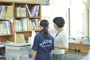 生徒と話す松井さんの画像