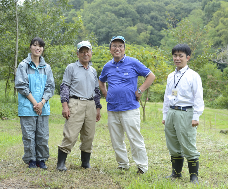 赤松さんとスタッフが笑顔で並んでる画像