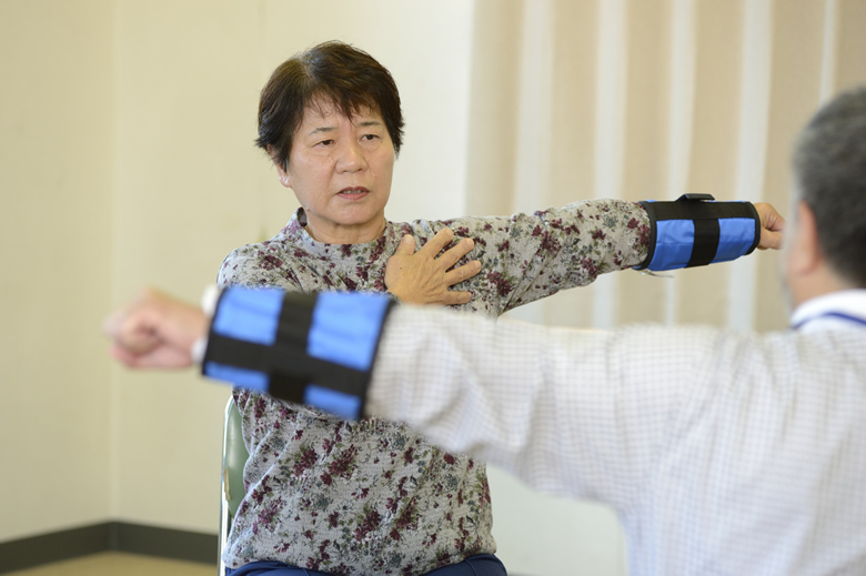 身体を動かしている小曽根さんの画像