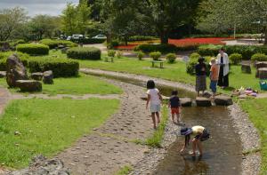 袖ケ浦公園で遊ぶ親子の写真