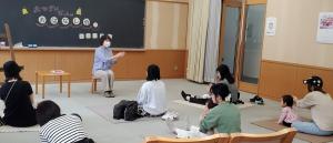 おひざにだっこのおはなし会の様子