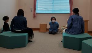 おひざにだっこのおはなし会の様子