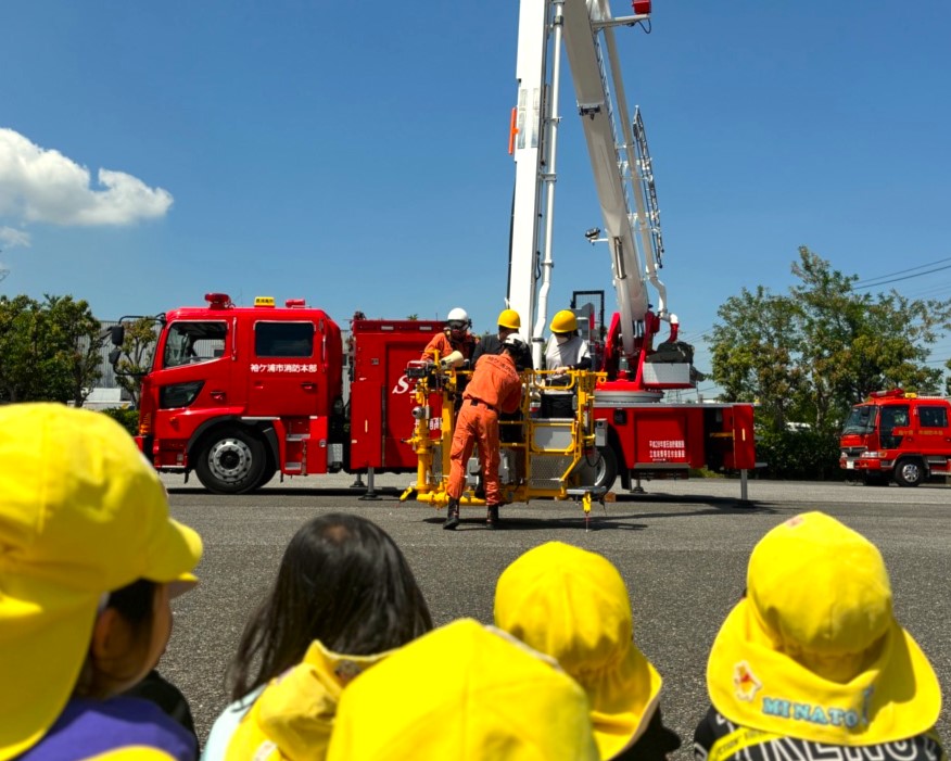引率の先生２名が高所放水車に搭乗